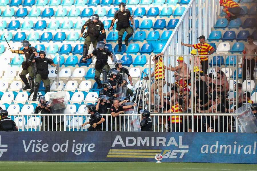 Serbska policja w starciu z kibicami Jagiellonii na stadionie