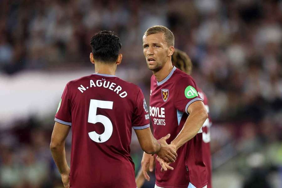 O služby Tomáše Součka má zájem Everton. West Ham ale jeho nabídku odmítl.