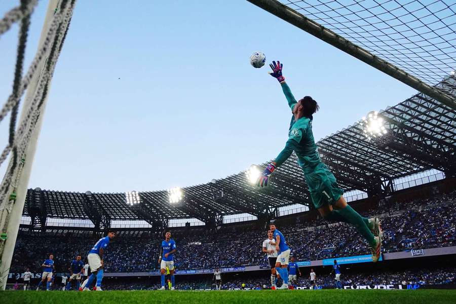 Alex Meret vola durante Napoli-Como Alex Meret vola durante Napoli-Como
