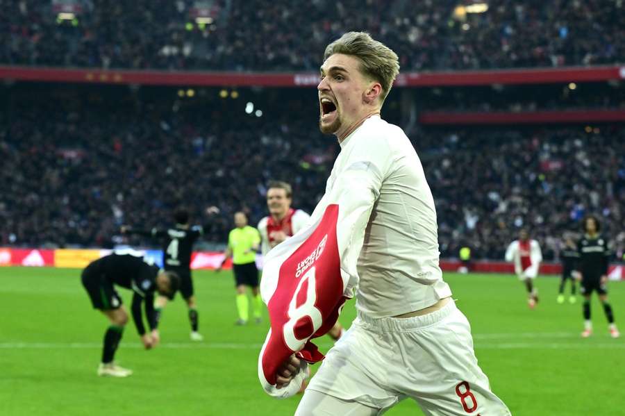 Kenneth Taylor hit the winning goal in injury time