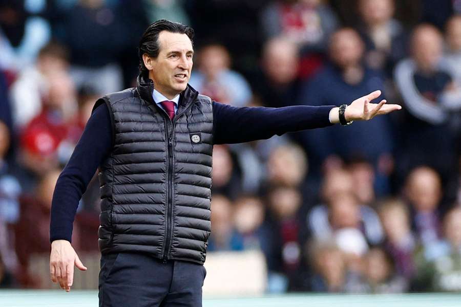 Unai Emery sur le banc de touche à Villa Park