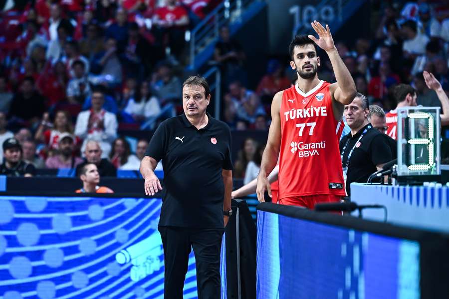 El seleccionador Ergin Ataman con su jugador Omer Faruk Yurtseven