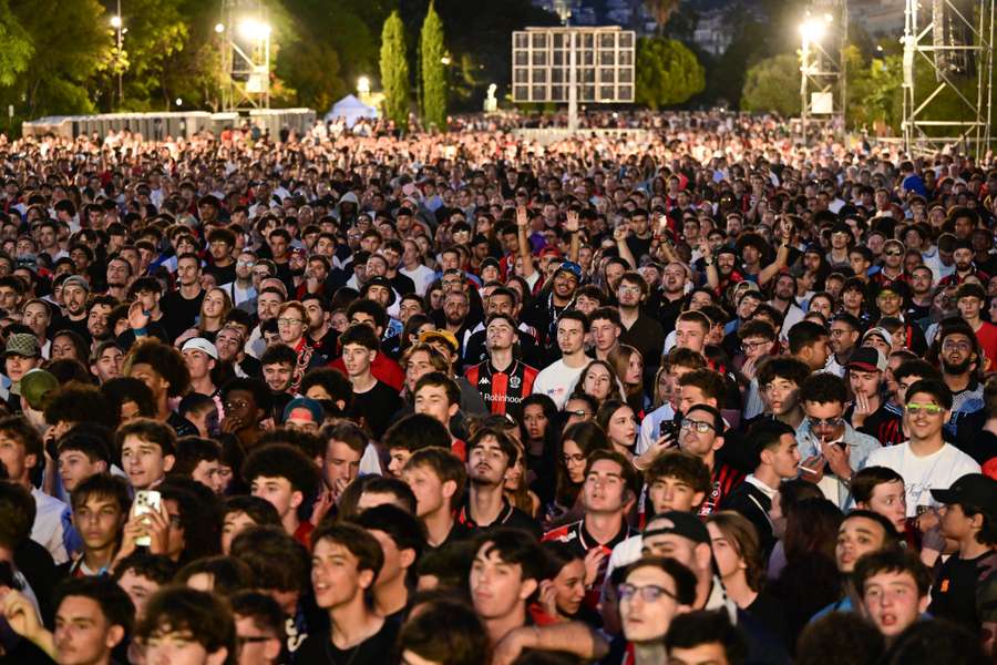 Les supporters niçois à Nice le 22 mai. Les supporters niçois à Nice le 22 mai.