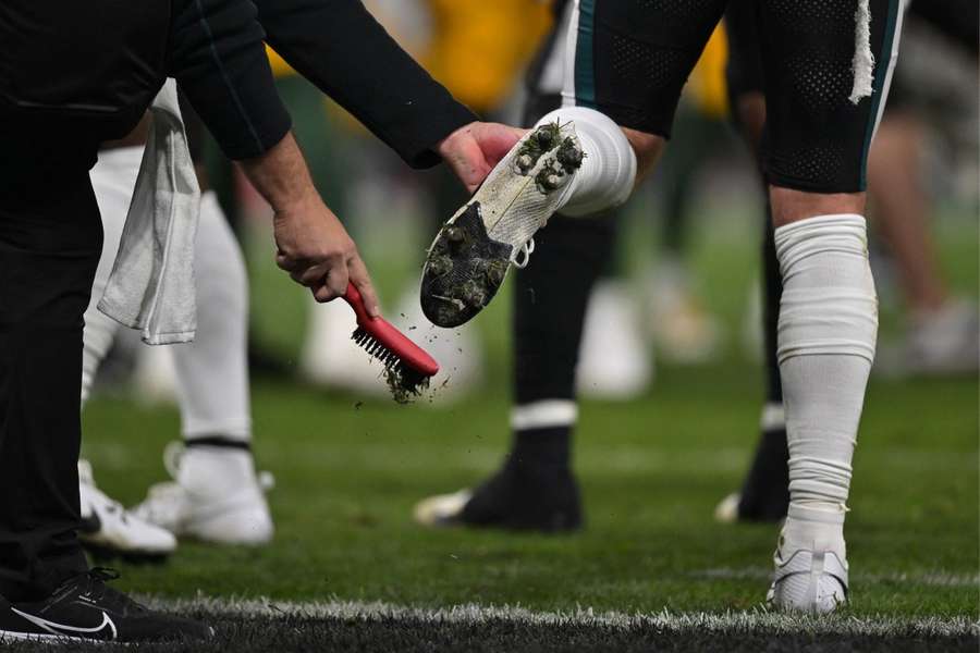 Jogador da NFL é visto limpando sua chuteira durante jogo da NFL no Brasil