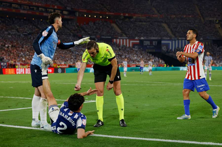 Alberola Rojas atiende a Jon Aramburu