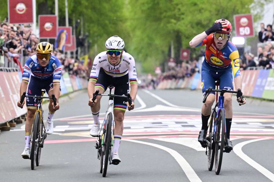 Skjelmose, en la llegada a meta, se lleva la mano al casco