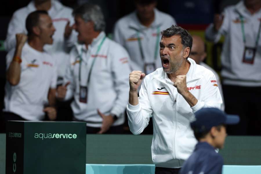 Sergi Bruguera celebra un punto durante el partido Carreño-Cilic