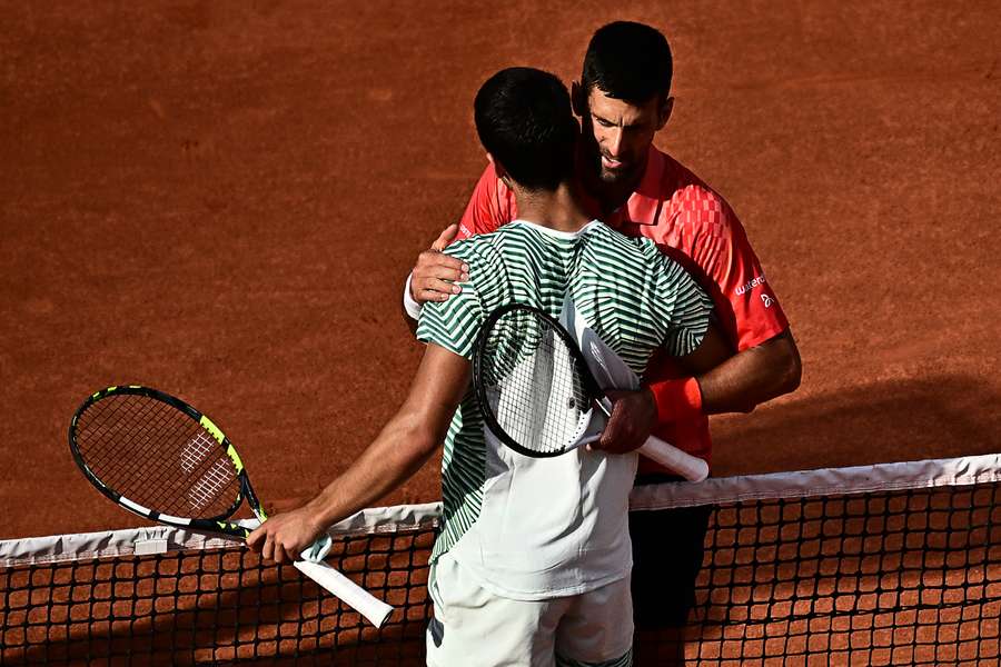 Alcaraz e Djokovic se cumprimentam após a partida.