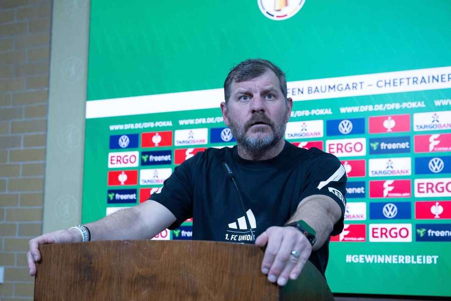 Steffen Baumgart stellt sich vor dem Bayern-Kracher den Medien.