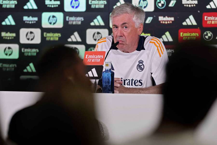 Carlo Ancelotti spreekt de pers toe