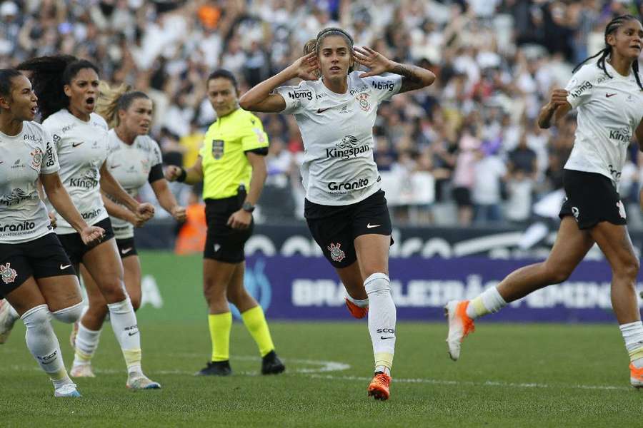 Com recorde de público, Corinthians vence Ferroviária e leva o