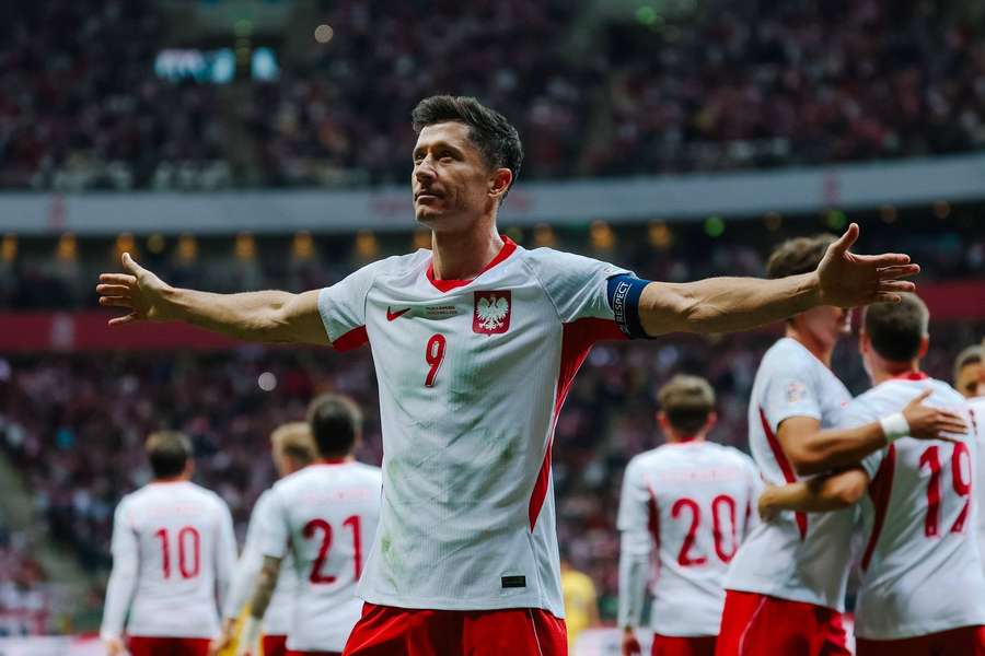 Enfin la victoire, les Polonais écrasent la Roumanie ! Doublé de Lewandowski, qui ne jouera pas contre la Bosnie Enfin la victoire, les Polonais écrasent la Roumanie ! Doublé de Lewandowski, qui ne jouera pas contre la Bosnie