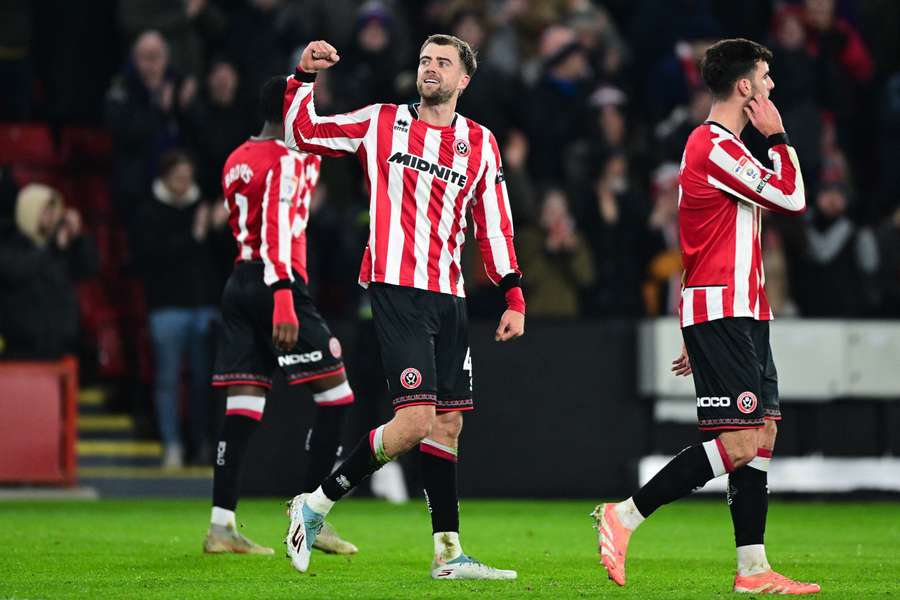 Patrick Bamford celebra após marcar pelo Sheffield United