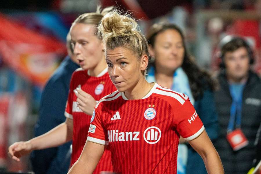 Linda Dallmann ficou desiludida após o apito final Linda Dallmann ficou desiludida após o apito final