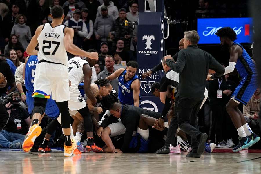 Briga generalizada entre jogadores do Magic e dos Timberwolves