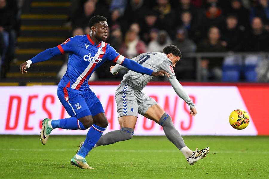 Arnaut Danjuma in duel met Marc Guehi van Palace