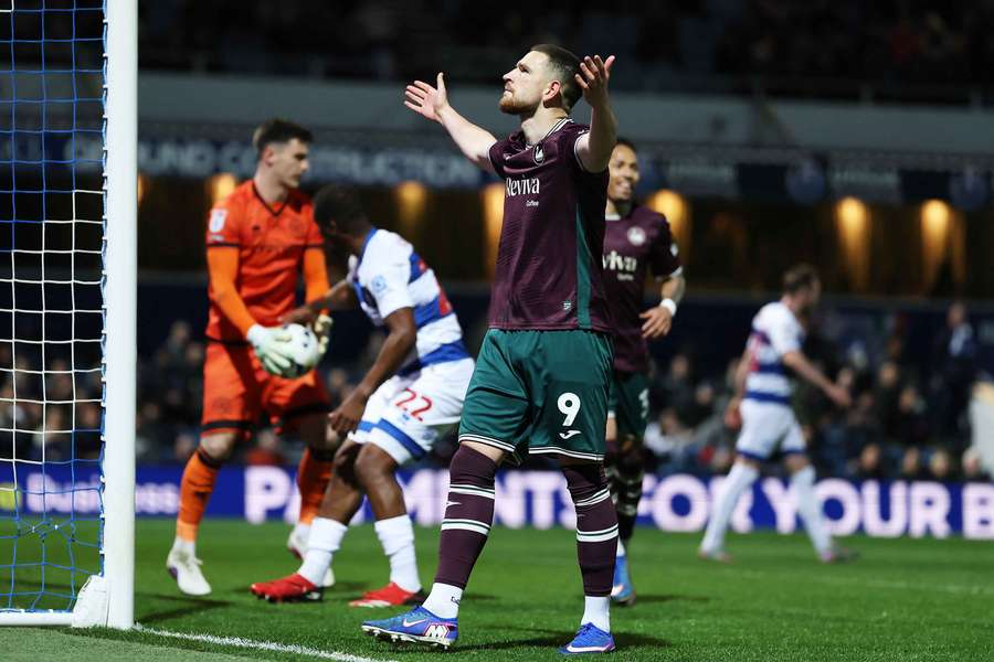 Zan Vipotnik fez o segundo golo do Swansea, de penálti