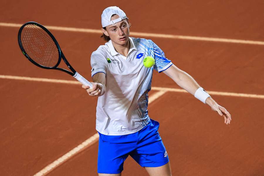 Ignacio Buse golpea la bola Ignacio Buse golpea la bola