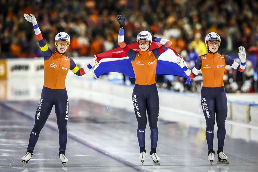 Femke Kok, Marrit Fledderus en Antoinet Rijpma-De Jong na de winst op de teamsprint