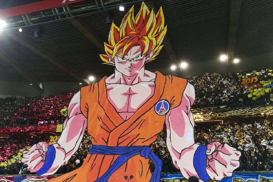 O bandeirão de Goku e o mosaico dos Ultra do PSG