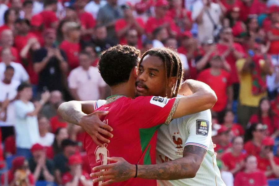 O abraço de Hakimi em Barcola após a partida em Boston O abraço de Hakimi em Barcola após a partida em Boston