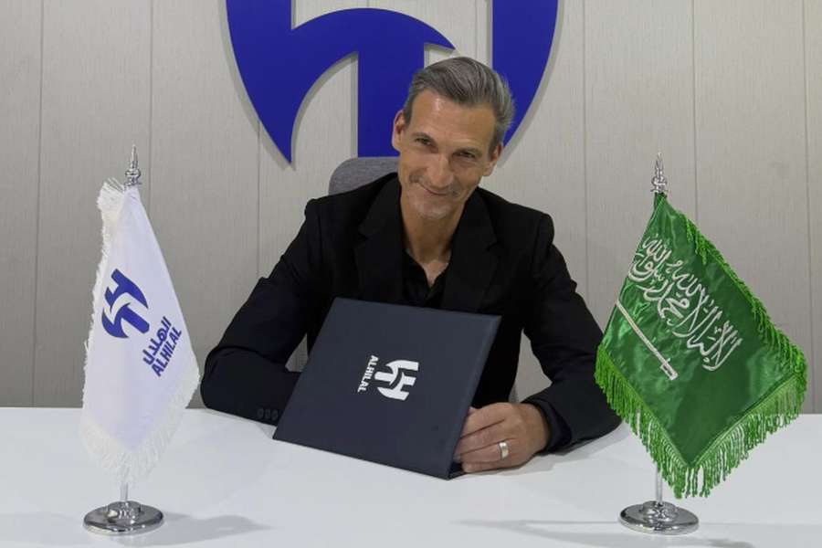 Luís Andrade na assinatura de contrato com o Al Hilal