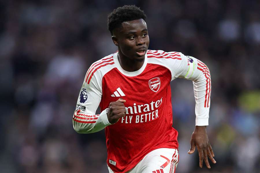 Arsenal, de Saka (foto), quer sustentar liderança e vantagem de pontos sobre o Manchester City