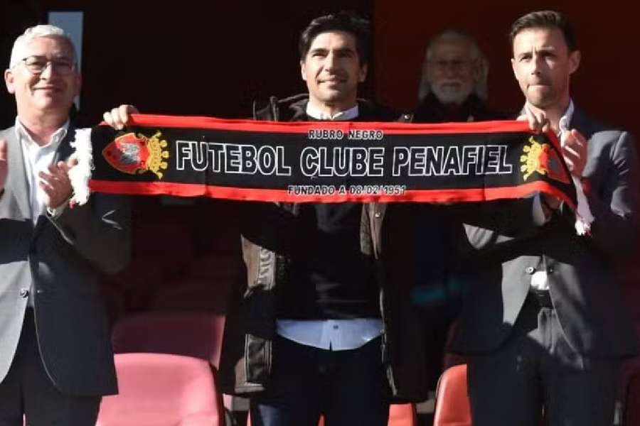 Abel Ferreira exibe um cachecol do Penafiel