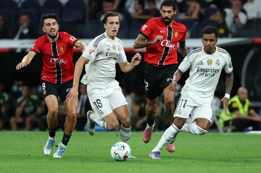 Álvaro Carreras conduit le ballon lors de Real Madrid – Majorque en Liga, le 30 août 2025 au Santiago Bernabéu.