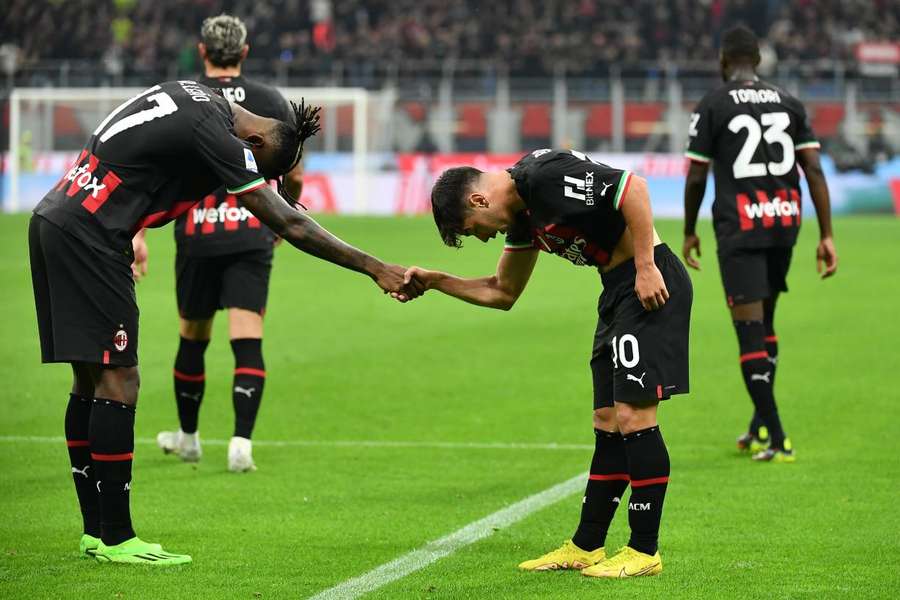 Rafael Leão e Brahim Diaz comemoram um dos gols marcados pelo Milan em vitória sobre a Juve