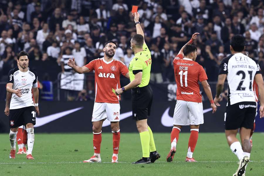Árbitro Paulo César Zanovelli da Silva expulsou Bruno Henrique na etapa final