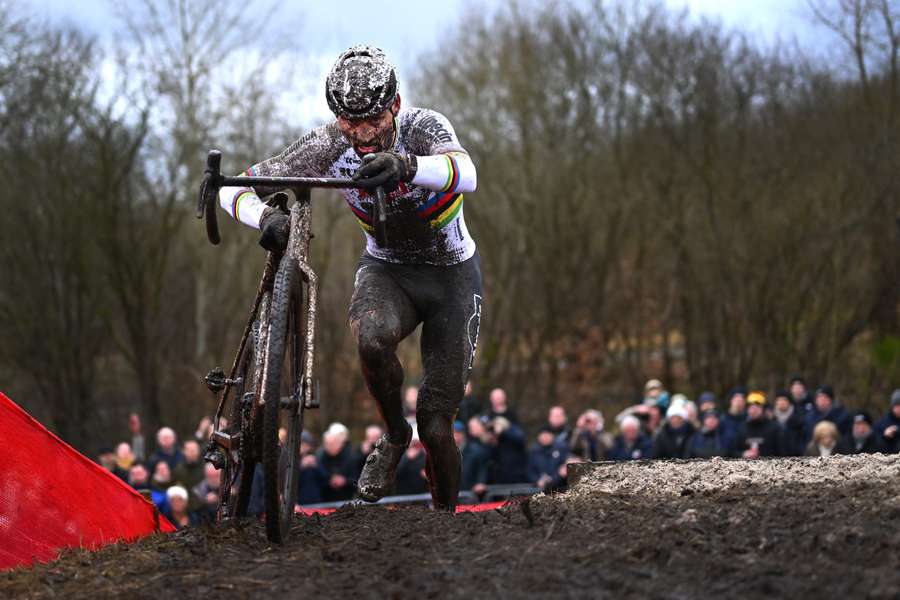 Van der Poel, embarrado hasta las cejas