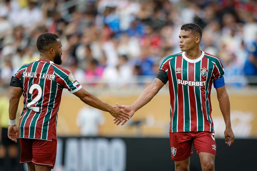 Thiago Silva chocando la mano a Samuel Xavier