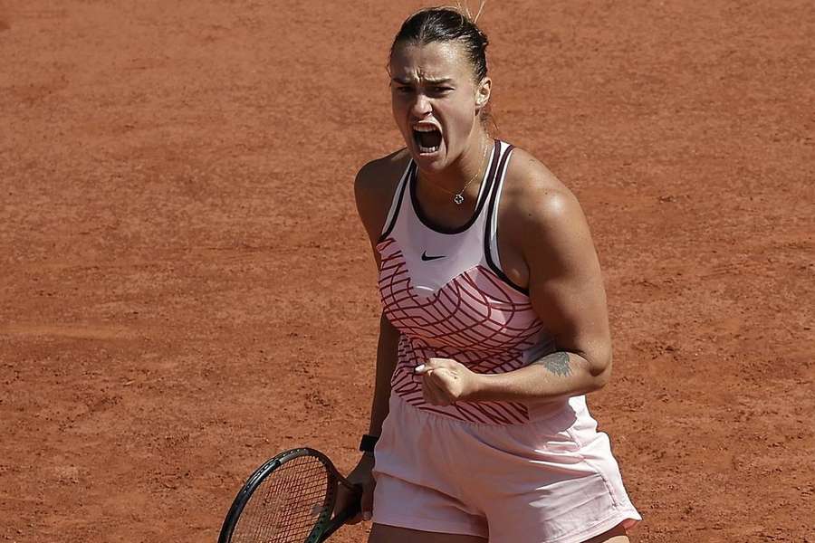 Sabalenka, poing serré, après avoir gagné un point crucial. 