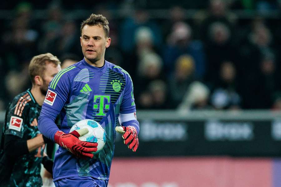 Manuel Neuer mit dem Ball in der Hand.