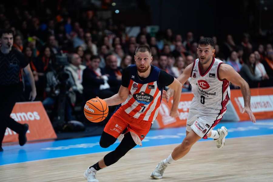 Jakovics y Spissu en el Leyma Coruña-Basket Zaragoza