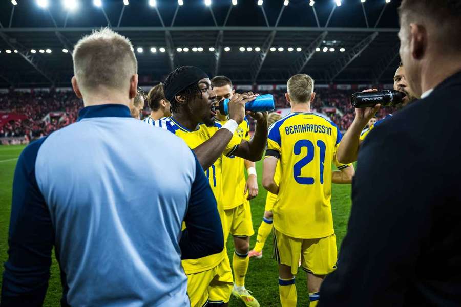 Trinkpause bei dem Quali-Spiel zwischen der Schweiz und Schweden.