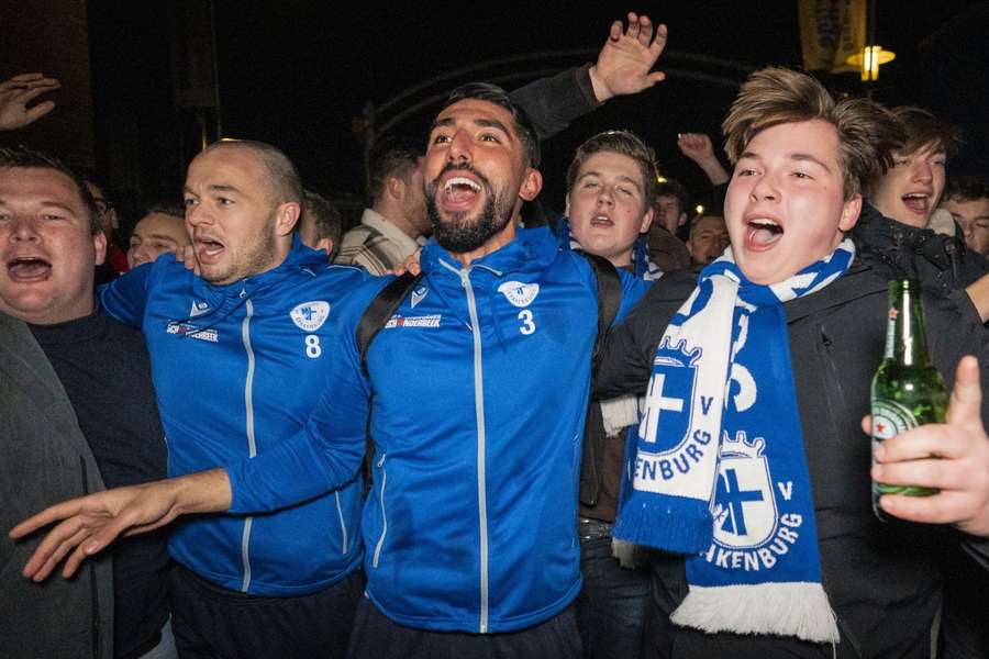 Supporters verwelkomen spelers Boy van de Beek (links) en Masies Artien (midden) van sv Spakenburg na de gewonnen wedstrijd tegen FC Utrecht