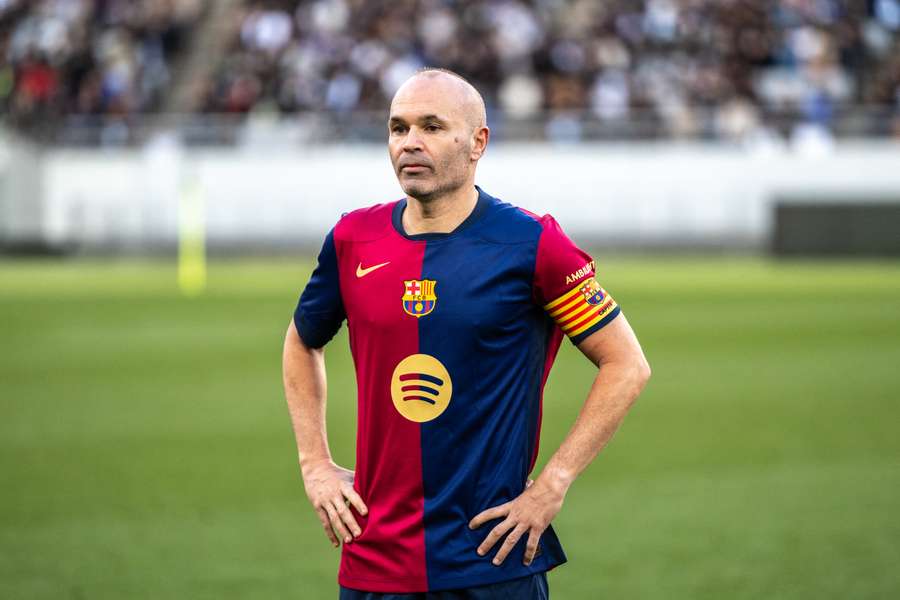 Iniesta capitaneó al Barça de veteranos contra el Real Madrid