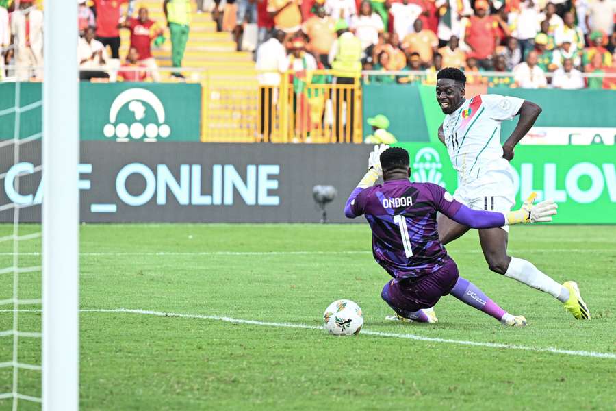 Mohamed Bayo scoort de 1-0 voor Guinee