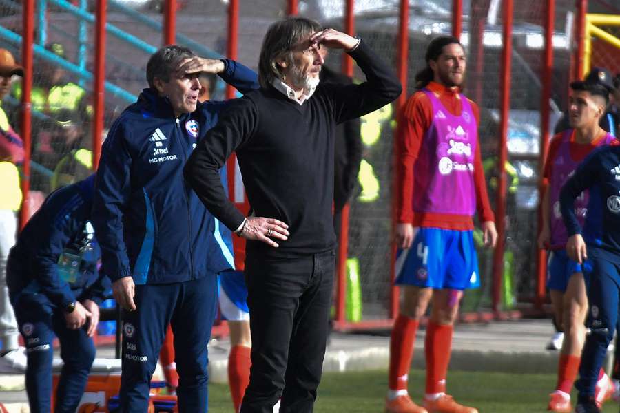 Ricardo Gareca (au centre), cette nuit contre la Bolivie.