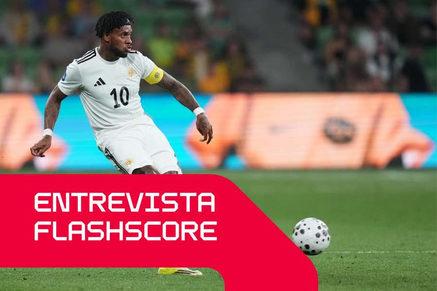 O capitão de Curaçau, Leandro Bacuna, em ação frente à Austrália