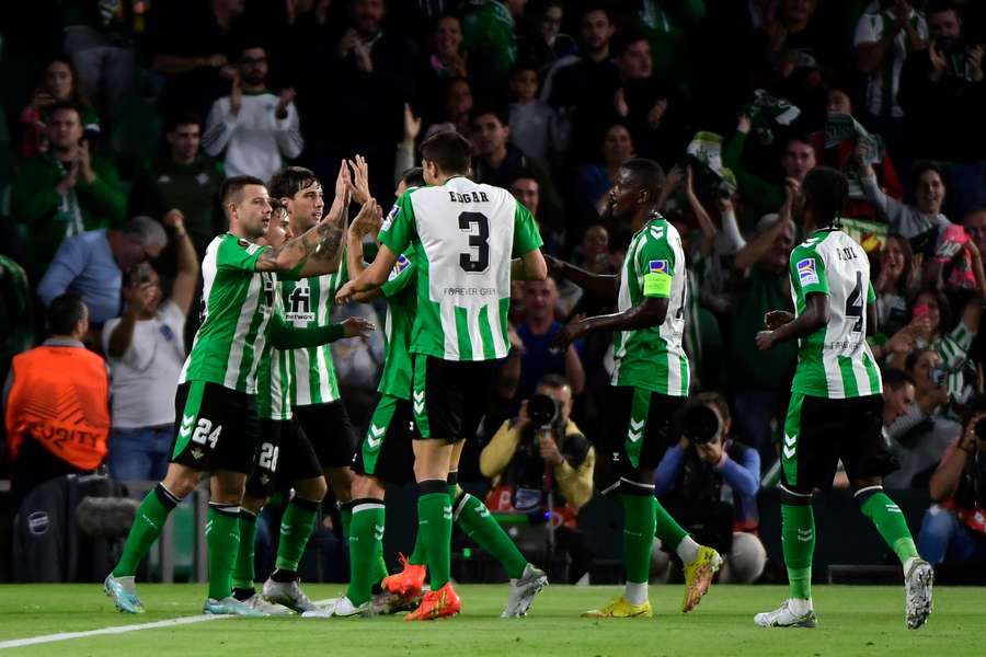 La felicidad va por barrios: el Betis más alegre recibe a un Sevilla deprimido