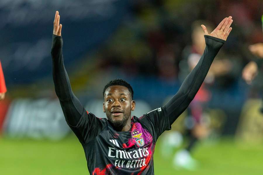 Jhon Durán foi expulso no final do jogo com o Santa Clara Jhon Durán foi expulso no final do jogo com o Santa Clara