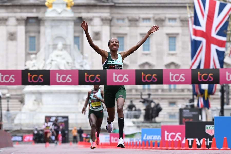 Nederland' Sifan Hassan rent naar de streep en wint de vrouwenrace bij de finish van de London Marathon 2023.