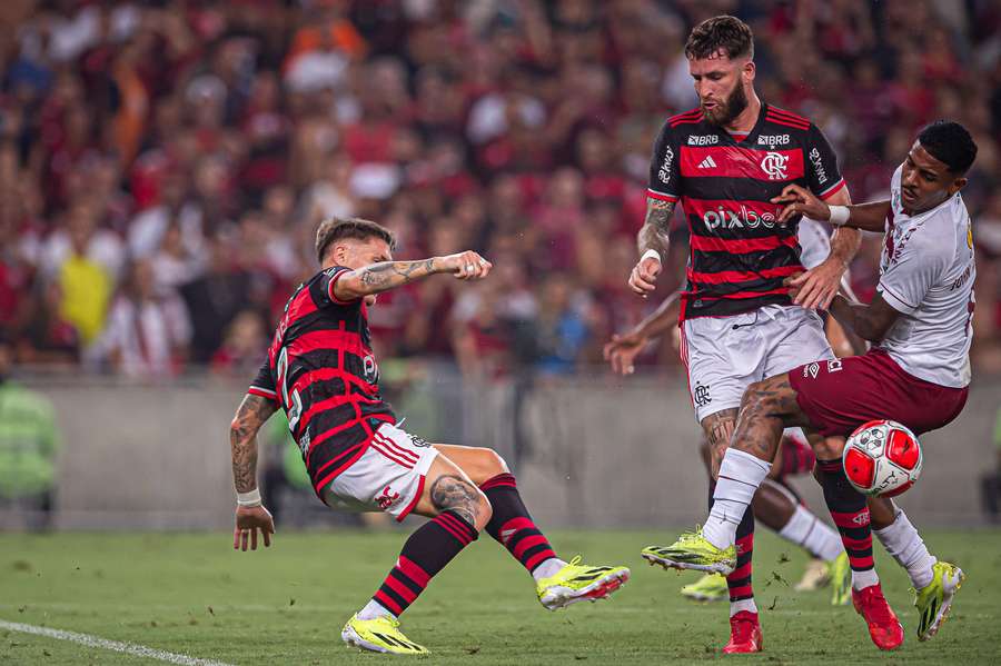 Varela e Léo Pereira estão entre os desfalques do Flamengo em La Paz