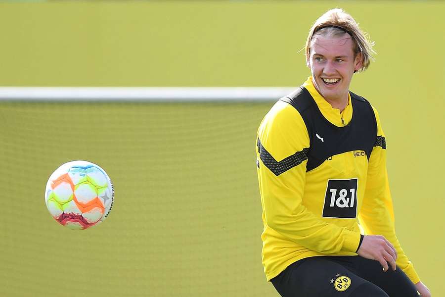 Julian Brandt, în timpul unui antrenament public cu Borussia Dortmund.