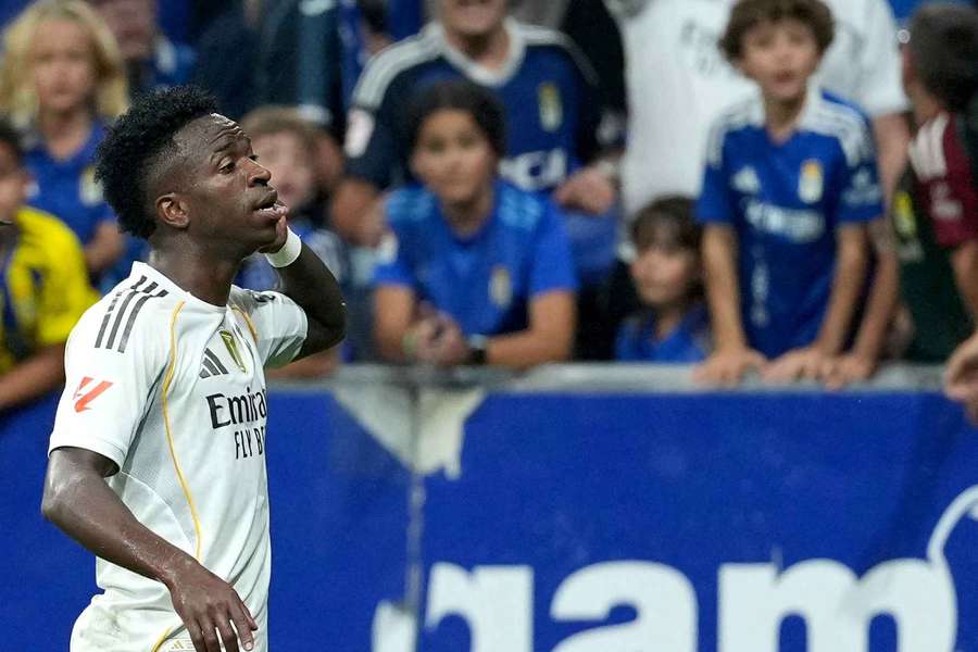 Vinicius, desafiante ante la afición del Real Oviedo