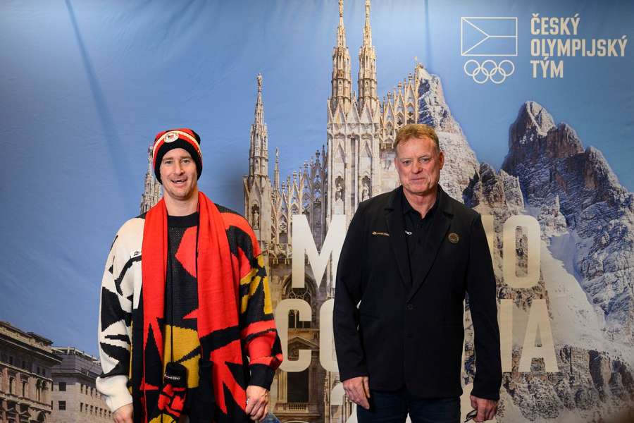 Rulík s Romanem Červenkou pózující v olympijském oblečení.