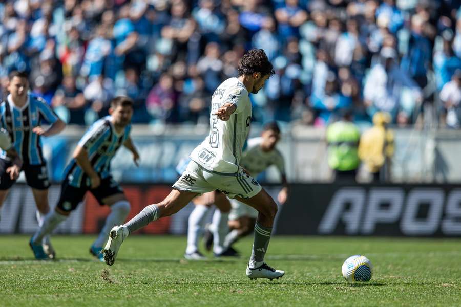 Gustavo Scarpa iniciou a virada do Atlético-MG